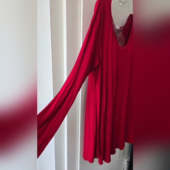 *3/$20 Red Women's Longsleeve Flow Top - Picture 2 of 3